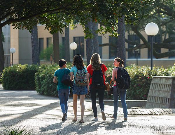 学生们在十大电子游艺网站排行的校园里散步